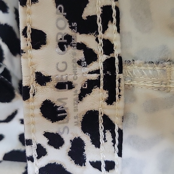 Chico's Sateen Cheetah Print Slim Leg Crop Pants Size 14 - Picture 6 of 7
